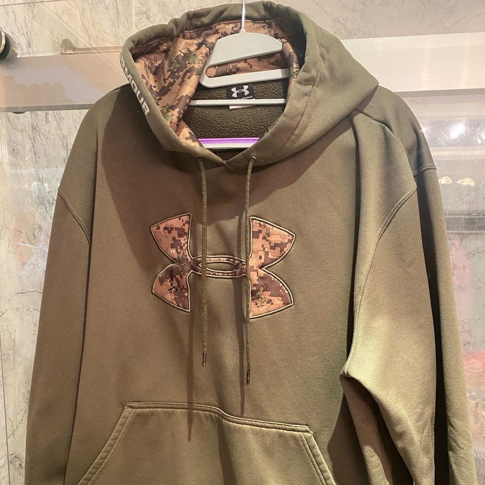 Under Armour Adult green/Camo hooded sweatshirt. Size Medium